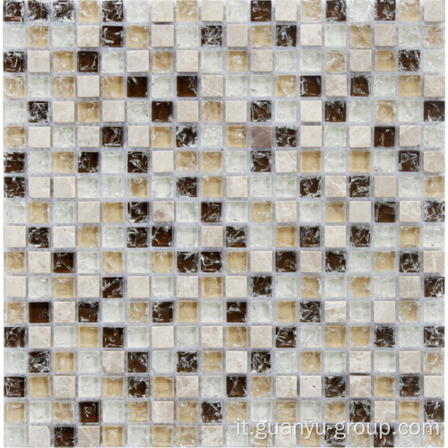 Marmo colorato e mosaico di vetro incrinato